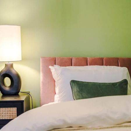 Villa 5 Bed Salford Sanctuary Retreat Manchester Esterno foto