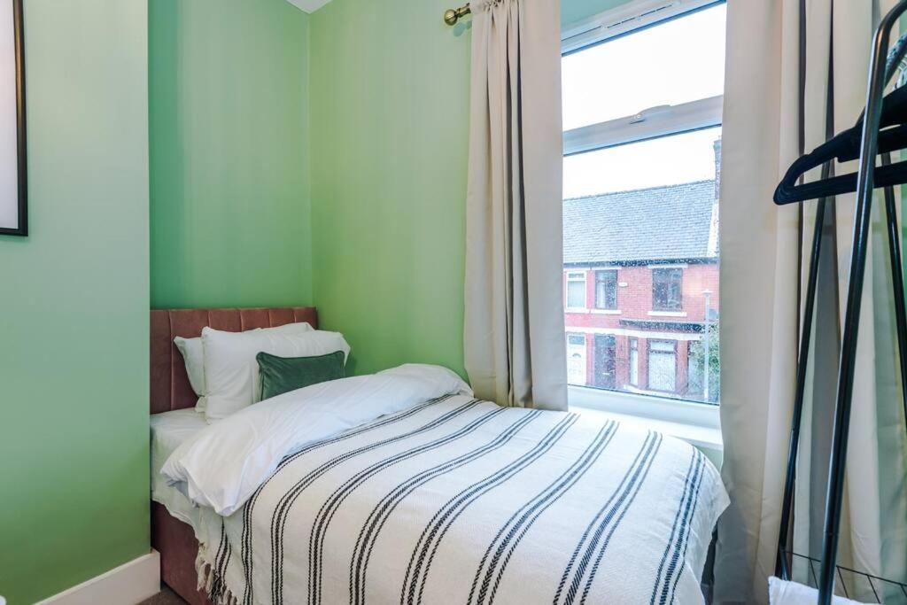 Villa 5 Bed Salford Sanctuary Retreat Manchester Esterno foto