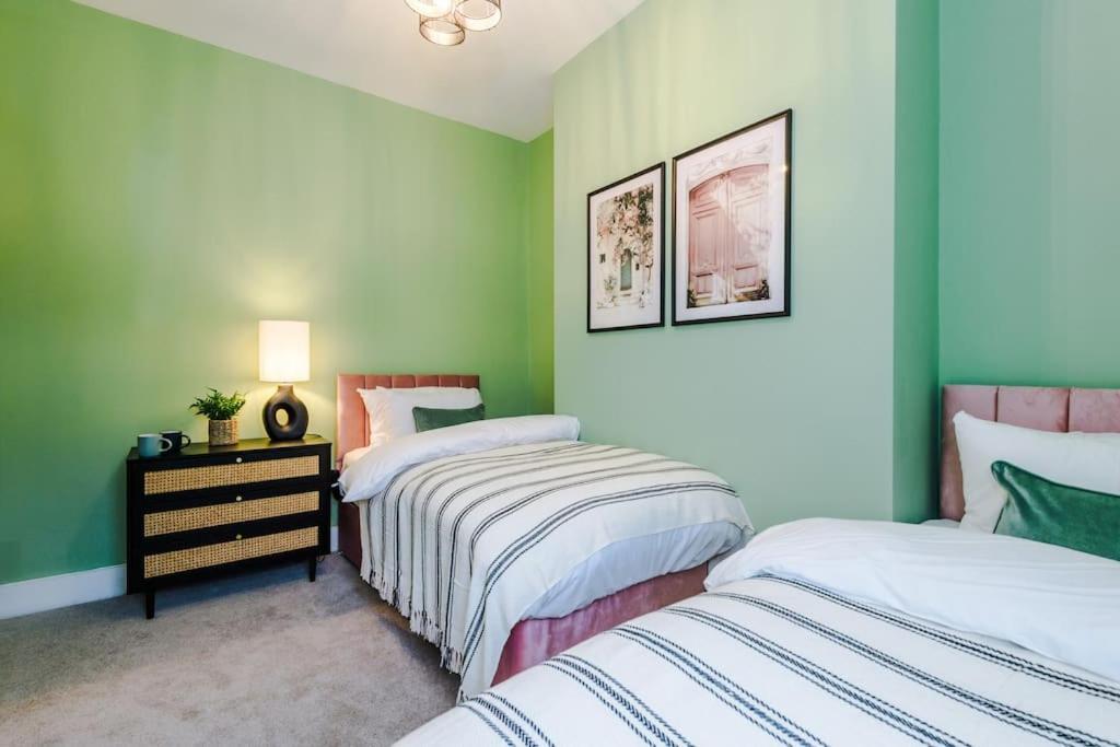 Villa 5 Bed Salford Sanctuary Retreat Manchester Esterno foto